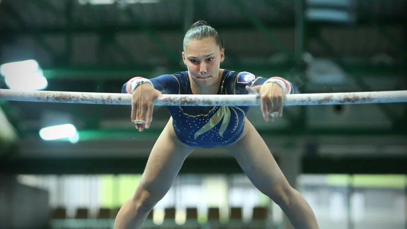 Fotografija: Lucija Hribar je na dvovišinski bradlji v kvalifikacijah zasedla četrto mesto. FOTO: Jure Eržen/Delo