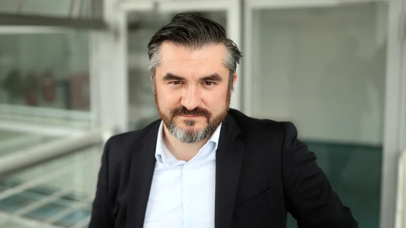 Fotografija: Politolog dr. Tomaž Deželan: Za stabilen politični prostor poleg liberalne stranke in močnejše socialnodemokratske stranke pogrešam močno krščansko demokracijo. Tudi če je krščanska demokracija ohranila svojo podporo, pa je glede na slovensko tradicijo še vedno absolutno prešibka. FOTO: Blaž Samec/Delo