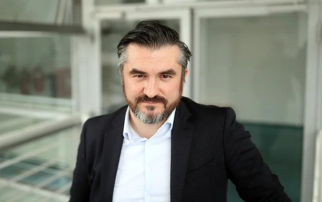 Politolog dr. Tomaž Deželan: Za stabilen politični prostor poleg liberalne stranke in močnejše socialnodemokratske stranke pogrešam močno krščansko demokracijo. Tudi če je krščanska demokracija ohranila svojo podporo, pa je glede na slovensko tradicijo še vedno absolutno prešibka. FOTO: Blaž Samec/Delo