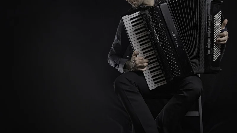 Fotografija: Marku Hatlaku in njegovi zasedbi FUNtango se bosta pridružila Bernarda in Marcos Fink. FOTO: Festival Ljubljana