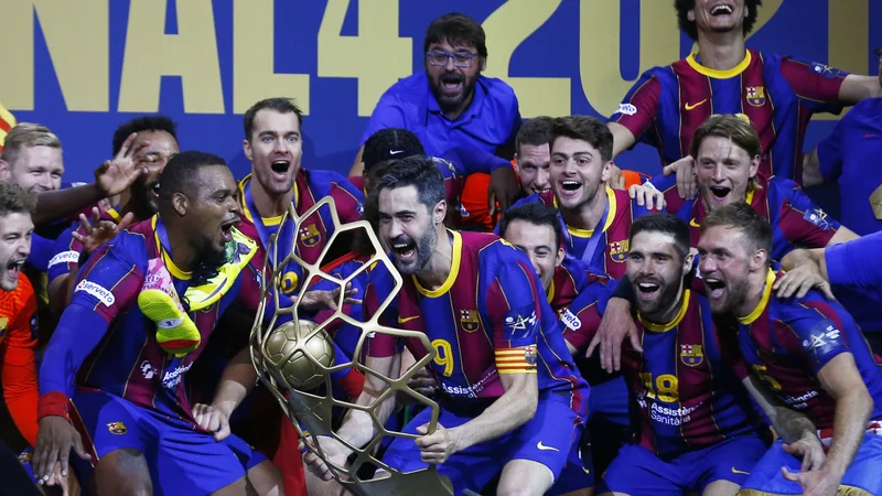 Fotografija: Lani je pokal v Kölnu dvignila Barcelona, ki je tudi tokrat v vlogi favorita. FOTO: Thilo Schmuelgen/Reuters