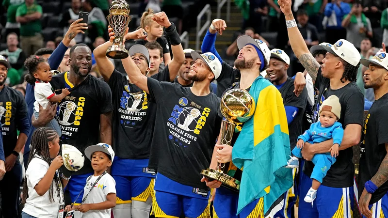 Stephen Curry (30) z nazivom najkoristnejšega igralca finala in drugi košarkarji Golden State Wariors so v Bostonu postavili piko na i sezone 2021/22, v kateri je blestel tudi slovenski zvezdnik Luka Dončić. FOTO: Kyle Terada/Usa Today Sports