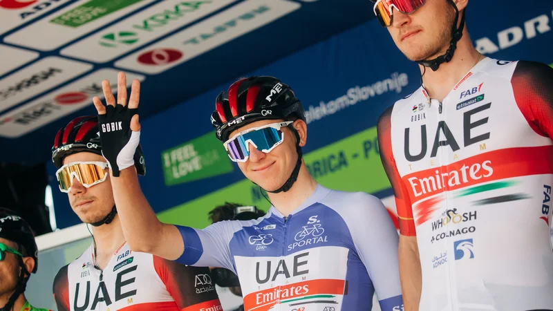 Tadej Pogačar (v sredini) dirko po Sloveniji nadaljuje le s štirimi pomočniki. FOTO: Vid Ponikvar/Sportida
