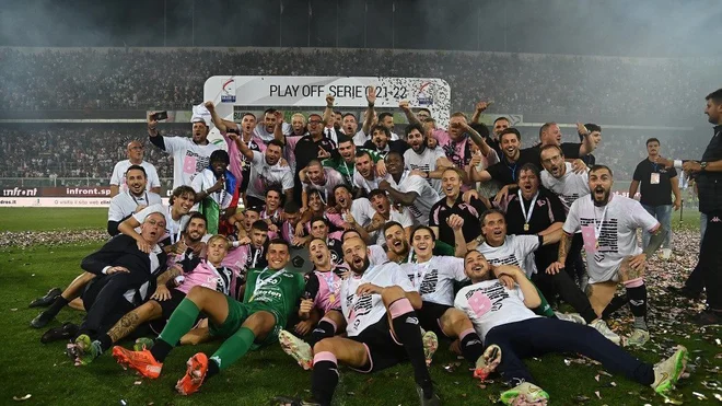 Slavje nogometašev Palerma na zelenici štadiona Renzo Barbera, kjer so prve korake v italijanskem nogometu naredili Josip Iličić, Jasmin Kurtić, Siniša Anđelković in Armin Bačinović. FOTO: Twitter
