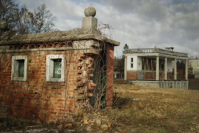 Plečnikov stadion je že desetletje in pol zapuščen. FOTO: Leon Vidic/Delo
