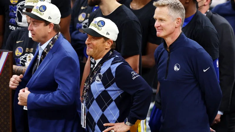 Fotografija: Steve Kerr (desno) je navdušil tudi lastnika kluba Joeja Lacoba (levo) in Petra Guberja. FOTO: Adam Glanzman/AFP