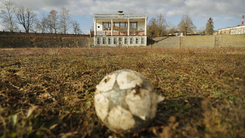 Fotografija: Plečnikov stadion je že leta zapuščen in propada vsem na očeh. FOTO: Leon Vidic/Delo
