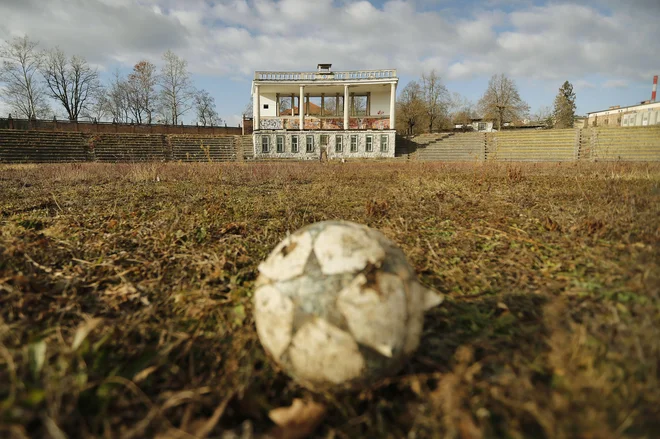 Plečnikov stadion&nbsp;je že leta zapuščen in propada vsem na očeh. FOTO: Leon Vidic/Delo

