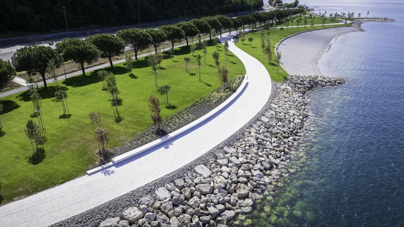 Fotografija: Novo koprsko plažo, ki je največja doslej, so kopalci lahko uporabljali že lani, a so jo morali čez leto zaradi posedanja terena utrditi in na novo ozeleniti. FOTO: Jaka Ivančič/Mok