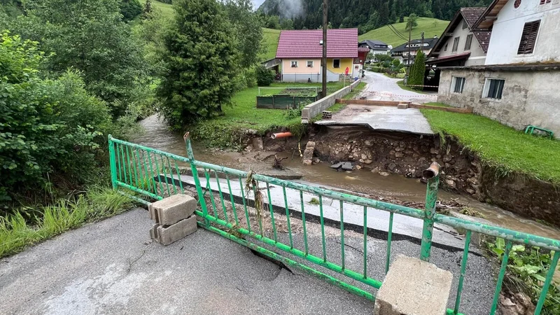 Fotografija: Podrt most na cesti Gornji Dolič-Kozjak v občini Mislinja. FOTO: Knmedia
