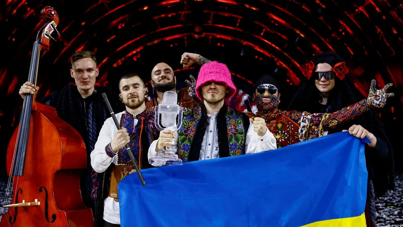 Fotografija: Na letošnjem izboru so tudi zaradi solidarnosti slavili Kalush Orchestra. FOTO: Yara Nardi/Reuters
