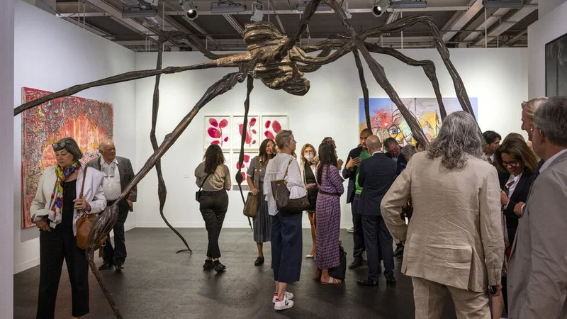 Fotografija: Skoraj sedem metrov široka skulptura Pajek umetnice Louise Bourgeois iz leta 1996 je bila za 40 milijonov dolarjev prodana prvi dan sejma. FOTO: Shutterstock