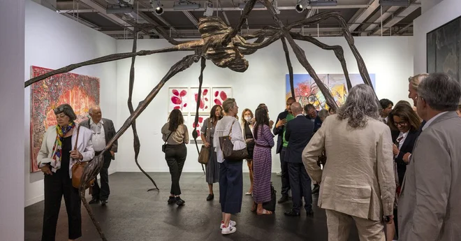 Skoraj sedem metrov široka skulptura Pajek umetnice Louise Bourgeois iz leta 1996 je bila za 40 milijonov dolarjev prodana prvi dan sejma. FOTO: Shutterstock
