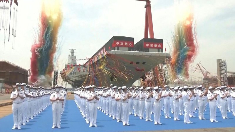 Fotografija: Splavitev letalonosilke Fujian v ladjedelnici v Šanghaju je danes spremljala obsežna proslava. FOTO: AFP

