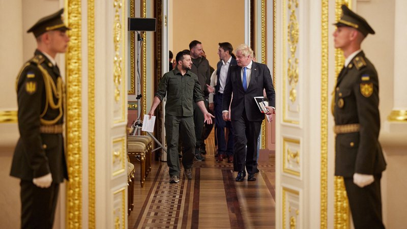 Fotografija: Po Johnsonovih besedah je namen obiska prenesti Ukrajincem jasno sporočilo, da je Združeno kraljestvo z njimi. FOTO: Reuters
