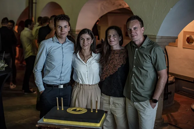 Najboljše ekipe so predstavljali (z leve) Jon Kanjir (slikanice Luka bere), Amanda Kladnik in Maja Žerovnik (napitek Babavita) ter Luka Avberšek (Okta kompostnik). FOTO: Jure Dobelšek
