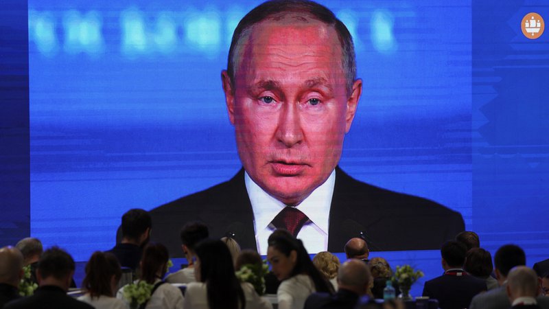 Fotografija: Ruski voditelj Vladimir Putin je nastop na mednarodnem gospodarskem forumu v Sankt Peterburgu izkoristil za dolgo kritiko Zahoda. FOTO: Anton Vaganov/Reuters

