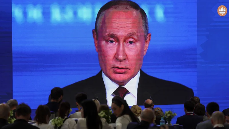 Fotografija: Ruski voditelj Vladimir Putin je nastop na mednarodnem gospodarskem forumu v Sankt Peterburgu izkoristil za dolgo kritiko Zahoda. FOTO: Anton Vaganov/Reuters