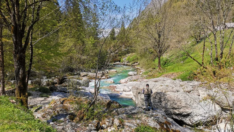 Fotografija: Soča je raj za pohodnike, kajakaše, pa tudi za ribiče. FOTO: Anja Intihar/Delo
