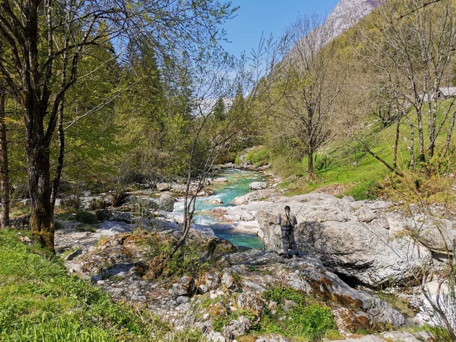 Soča je raj za pohodnike, kajakaše, pa tudi za ribiče. FOTO: Anja Intihar/Delo