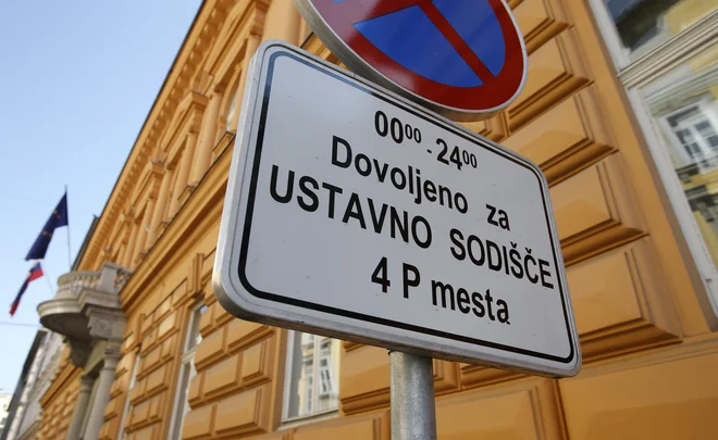 O zadevah iz DZ bi moralo ustavno sodišče odločiti soglasno (to bi potem bil odraz strokovne odločitve brez ideološke obarvanosti) in njegova odločitev bi bila s tem dokončna (ne glede na stališče DZ in njegovo večinsko bazo). Foto Blaž Samec/Delo
