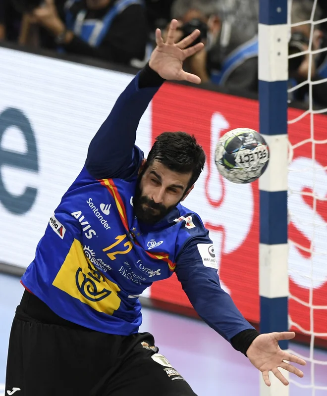 Španski vratar Rodrigo Corrales Rodal je igral v letošnjem finalu evropskega prvenstva v Budimpešti, tokrat bo z Veszpremom lovil finalno vozovnico za nastop v finalu lige prvakov. FOTO: Radovan Stoklasa/Reuters
