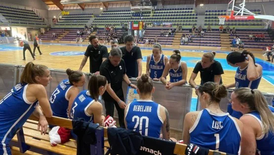 Fotografija: Slovenske košarkarice v pogovoru s selektorjem Georgiosom Dikaiulakosom. FOTO: KZS