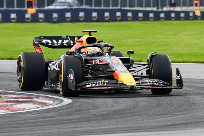 Max Verstappen med zavoji Ayrtona Senne na drugem prostem treningu v Montrealu.&nbsp;FOTO: David&nbsp;Kirouac/USA Today Sports
