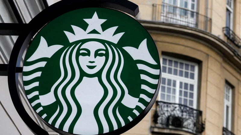 Fotografija: »Starbucksu se bomo maščevali! Vztrajali bomo pa naj traja kolikor dolgo bo potrebno,« je izjavil eden izmed zaposlenih v tamkajšnji kavarni. FOTO: REUTERS/Kacper Pempe