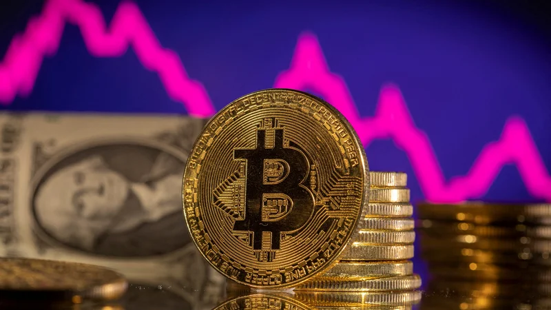 Fotografija: Inflacija in dvig obrestnih mer povzročajo padec vrednosti bitcoina. FOTO: REUTERS/Dado Ruvic