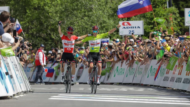 Fotografija: Rafal Majka sta se šla pred ciljem kamen, papir, škarje, da sta se lažje odločila, kdo bo zmagal. FOTO: Voranc Vogel/Delo