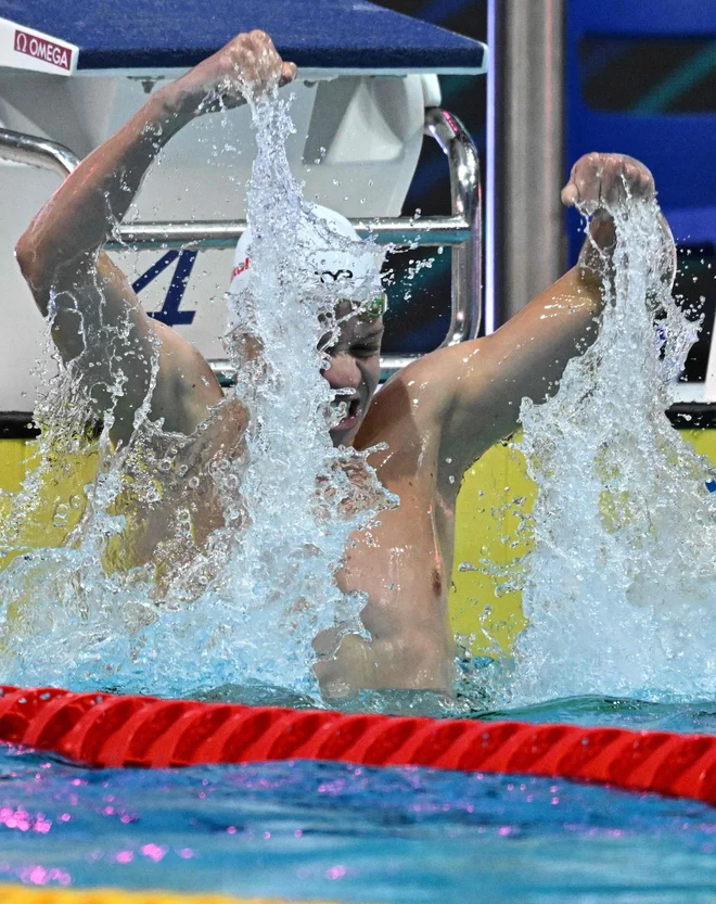 Francoz Leon Marchand je z zmago presenetil na 400 m mešano. FOTO: Attila Kisbenedek/AFP
