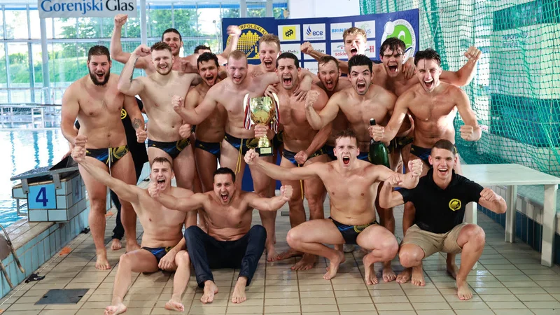 Fotografija: Vaterpolisti Triglava spet slavijo naslov državnih prvakov. FOTO: Tit Košir