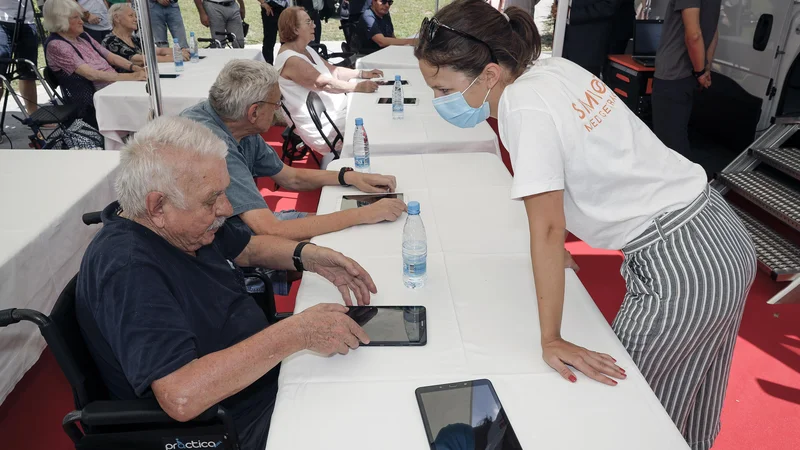 Izobraževanja starih 55 let in več za pridobivanje digitalnih kompetenc naj bi se začela do septembra, boni bodo veljavni do 30. novembra. FOTO: Jože Suhadolnik/Delo
