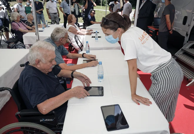 Izobraževanja starih 55 let in več za pridobivanje digitalnih kompetenc naj bi se začela do septembra, boni bodo veljavni do 30. novembra. FOTO: Jože Suhadolnik/Delo

