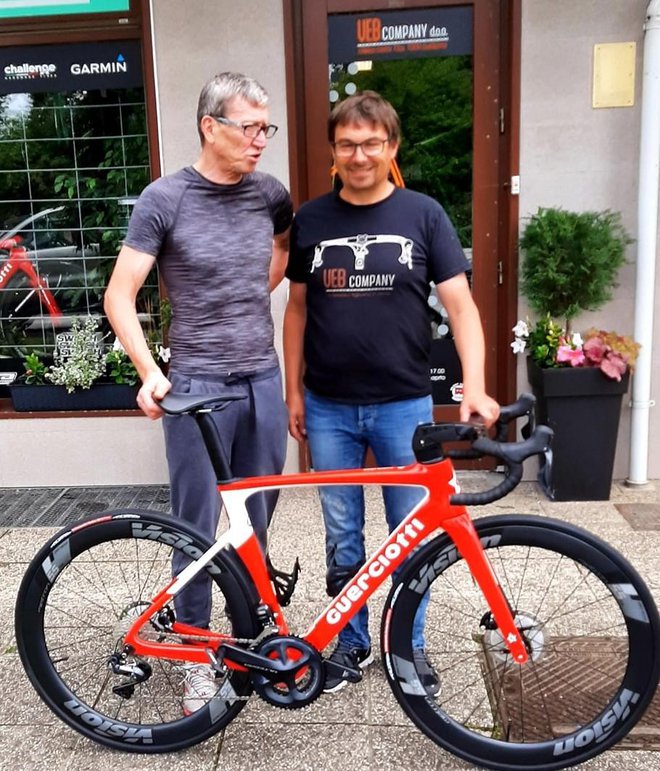 Jaz in moj najljubši prodajalec koles Boštjan Medved. FOTO: Osebni arhiv 
