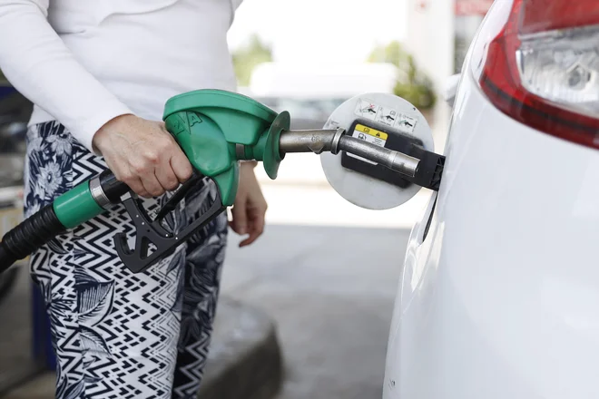 V številnih slovenskih krajih danes primanjkuje goriva. Vzrok je večje povpraševanje pred torkovo podražitvijo, a bojazni, da bo goriva zmanjkalo ni, zatrjujejo v Petrolu. FOTO: Leon Vidic/Delo
