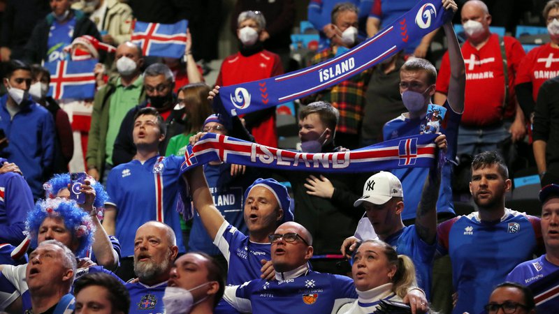 Fotografija: Islandski navijači na tekmi evropskega prvenstva v rokometu proti Norveški januarja 2022 v Budimpešti, kjer pivopivci vedno najdejo varno zavetje. FOTO: Bernadett Szabo/Reuters

