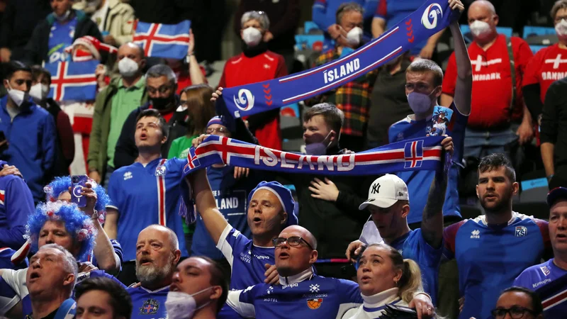 Fotografija: Islandski navijači na tekmi evropskega prvenstva v rokometu proti Norveški januarja 2022 v Budimpešti, kjer pivopivci vedno najdejo varno zavetje. FOTO: Bernadett Szabo/Reuters