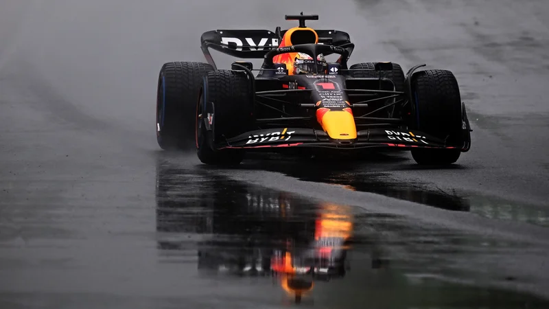 Fotografija: Svetovni prvak Max Verstappen se je na razmočenem dirkališču najbolje znašel. FOTO: Clive Mason/AFP