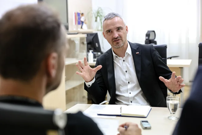 Vodja poslanske skupine NSi Janez Cigler Kralj pravi, da želijo kot opozicijska stranka zelo spoštljivo in partnersko dostopati do vsakega. FOTO: Črt Piksi/Delo