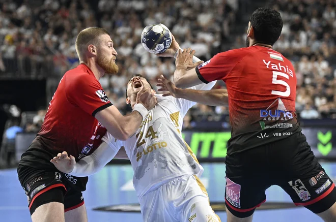Blaž Blagotinšek in Miha Zarabec sta velika prijatelja in nekdanja soigralca v Celju, vendar med njima na igrišču ni bilo popuščanja. FOTO: Fabian Bimmer/Reuters
