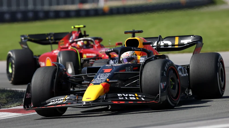 Fotografija: Max Verstappen je po hudem boju ugnal Carlosa Sainza. FOTO: Peter Fox/AFP