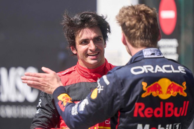 Po dirki sta si imela Carlos Sainz (levo) in Max Verstappen veliko povedati. FOTO: Geoff Robins/AFP
