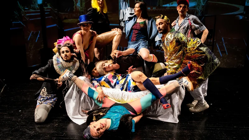 Fotografija: Dramaturško zaporedje točk v tokratni izvedbi nas popelje po skoraj vseh postojankah problemov sodobnega človeka. FOTO: Nada Žgank