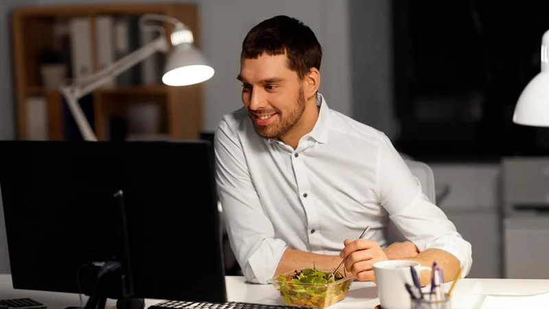 Fotografija: Čeprav vsi vemo, da ne smemo jesti pozno zvečer, se včasih zgodi, da začutimo močno lakoto, še posebej, če izpustimo večerjo. FOTO: Arhiv Polet/Shutterstock