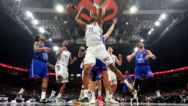 Fotografija: Po nesrečno izgubljeni bitki v evroligi so košarkarji madridskega Reala osvojili naslov španskega prvaka. Zanj je bil najzaslužnejši center Edy Tavares. FOTO: Marko Djurica/Reuters