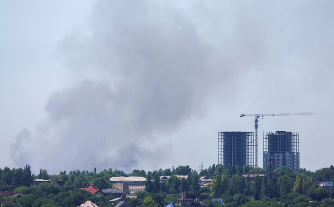 Dim se vije čez mesto v Donecku. FOTO: Alexander Ermochenko/Reuters
