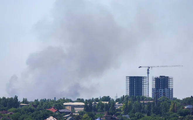 Dim se vije čez mesto v Donecku. FOTO: Alexander Ermochenko/Reuters
