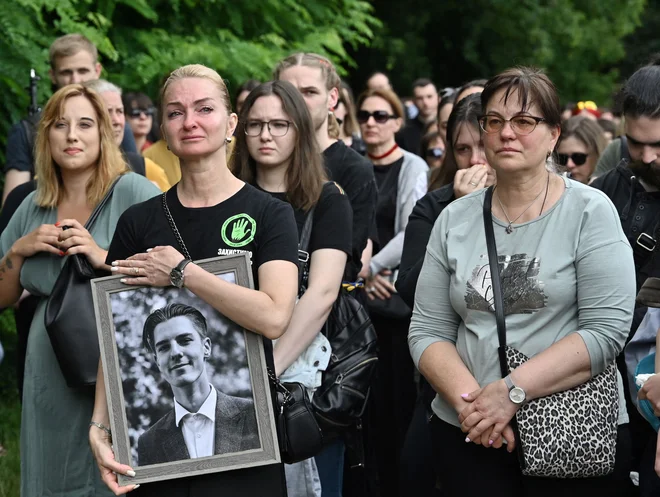 Ruska &raquo;posebna vojaška operacija&laquo; proti zahodni sosedi je včeraj trajala že 117. dan. Na fotografiji pogrebna slovesnost za Romanom Ratušnim, ki je bil ubit v spopadih z rusko vojsko in je bil v času majdanske revolucije eden od njenih vidnih obrazov. FOTO:&nbsp;Ženja Savilov/AFP

